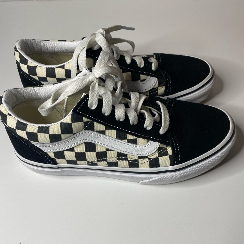 Boy’s Van sneakers color black and white size 2.5